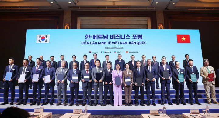 Tổng Bí thư Tô Lâm, Thủ tướng Kim Min Seok cùng các lãnh đạo cấp cao hai nước chụp ảnh lưu niệm với các doanh nghiệp tại diễn đàn.