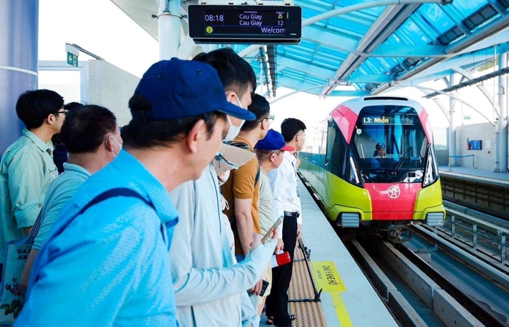 Đường sắt đô thị Nhổn - Cầu Giấy hoạt động trên tuyến.