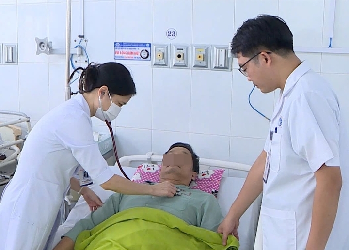 Bác sĩ kiểm tra sức khỏe cho người bệnh.