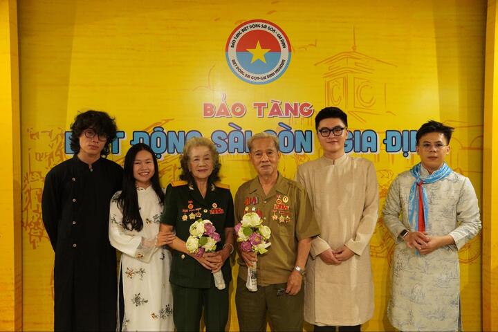 Nhóm thực hiện dự án cùng các cựu chiến binh.