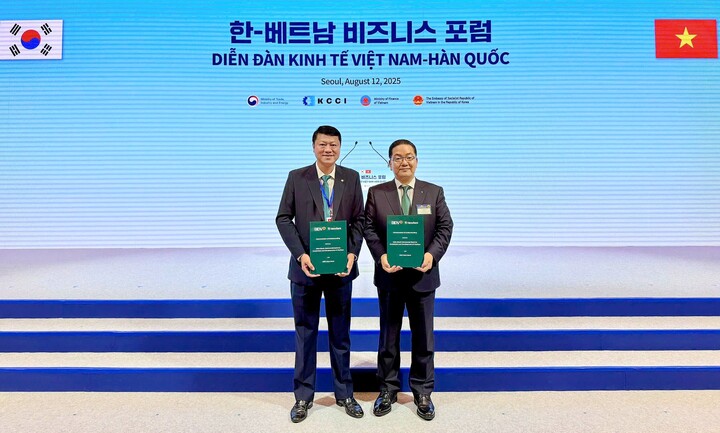 Tổng Giám đốc BIDV Lê Ngọc Lâm và Tổng Giám đốc Hana Bank Lee Ho Sung trao Thỏa thuận hợp tác trước sự chứng kiến của lãnh đạo 2 nước Việt Nam - Hàn Quốc.