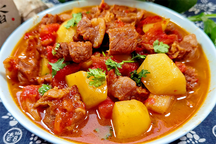 Món thịt bò hầm khoai tây có thể ăn kèm cơm nóng hoặc bánh mì. (Ảnh: Sohu)