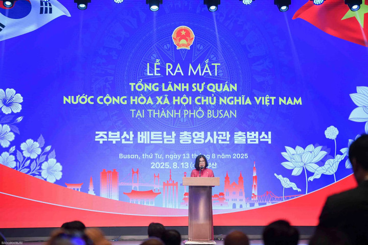 Tổng lãnh sự Việt Nam tại Busan Đoàn Phương Lan phát biểu tại lễ ra mắt. (Ảnh: Nguyễn Hồng)