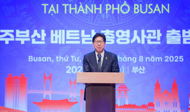 Thị trưởng thành phố Busan Park Hyeong Jun phát biểu tại lễ ra mắt. (Ảnh: Nguyễn Hồng)