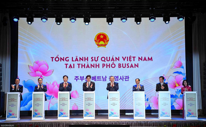 Tổng Bí thư Tô Lâm và các đại biểu bấm nút ra mắt Tổng lãnh sự quán Việt Nam tại thành phố Busan. (Ảnh: Nguyễn Hồng)