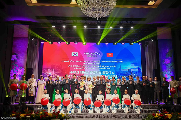 Tổng Bí thư Tô Lâm và Phu nhân cùng đoàn đại biểu cấp cao Việt Nam chụp ảnh lưu niệm với nghệ sĩ hai nước. (Ảnh: Nguyễn Hồng)