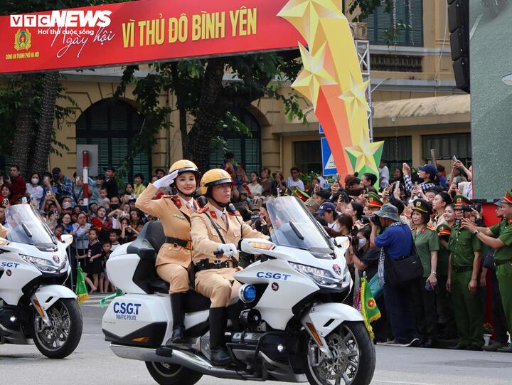 Lực lượng CSGT tham gia diễn tập dẫn đường.