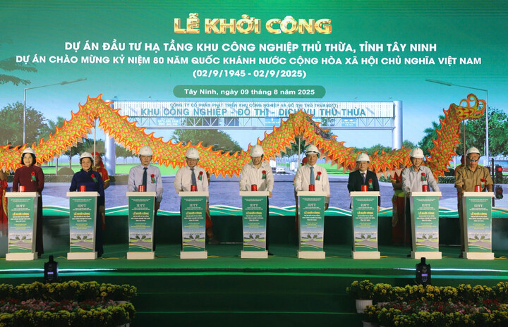 Cérémonie d'inauguration du projet d'investissement dans les infrastructures du parc industriel de Thu Thua, province de Tay Ninh. (Photo : Vinh Phu)