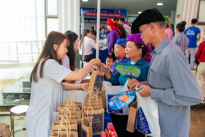 Long Châu đã đặt chân đến những miền đất xa xôi, để trao sức khỏe, gửi yêu thương và thắp lên tinh thần sẻ chia.