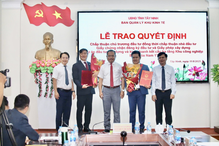 L'investisseur Hoan Cau Long An Company Limited a reçu la décision d'investissement pour le parc industriel Binh Hoa Nam 1. (Photo : Xuan Thang)