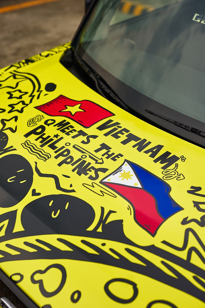 Chuyến diễu hành đặc biệt này diễn ra trong giai đoạn kỷ niệm 49 năm thiết lập quan hệ ngoại giao Việt Nam – Philippines (12/7/1976 – 12/7/2025). Hình ảnh lá cờ Việt Nam và Philippines trên những chiếc xe điện VinFast được xem là biểu trưng cho tinh thần hợp tác bền chặt và cùng hướng tới mục tiêu phát triển bền vững giữa hai nước.