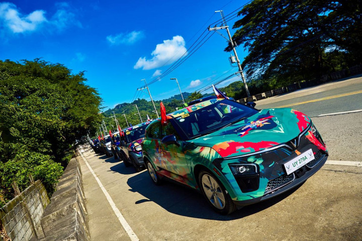 Toàn bộ các mẫu xe điện VinFast đang mở bán tại thị trường Philippines đều tham gia vào chuỗi sự kiện chưa từng có này – từ VF 3, VF 5, VF 6, VF 7 đến VF 9 Đặc biệt, đoàn xe được “thay áo mới” bằng nhiều họa tiết đặc biệt khiến sự xuất hiện của dàn xe luôn thu hút sự quan tâm của đông đảo người dân Philippines.