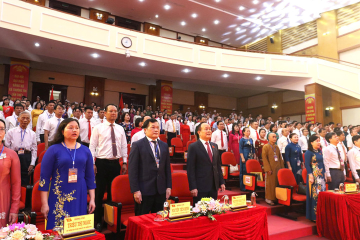 Các đại biểu làm lễ chào cờ tại Đại hội.