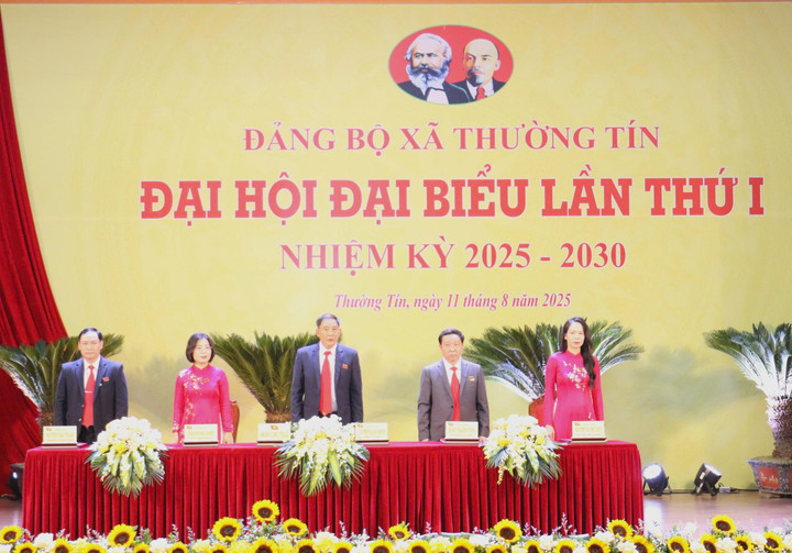 Đoàn chủ tịch điều hành Đại hội.