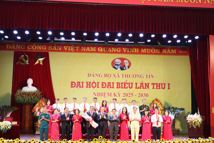 Ban Chấp hành Đảng bộ xã Thường Tín nhiệm kỳ 2025 - 2030 ra mắt Đại hội.