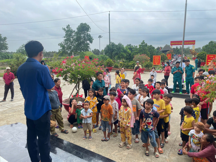 Bộ đội còn tổ chức các hoạt động văn hóa, thể thao, khám chữa bệnh miễn phí, giúp dân xóa đói giảm nghèo.