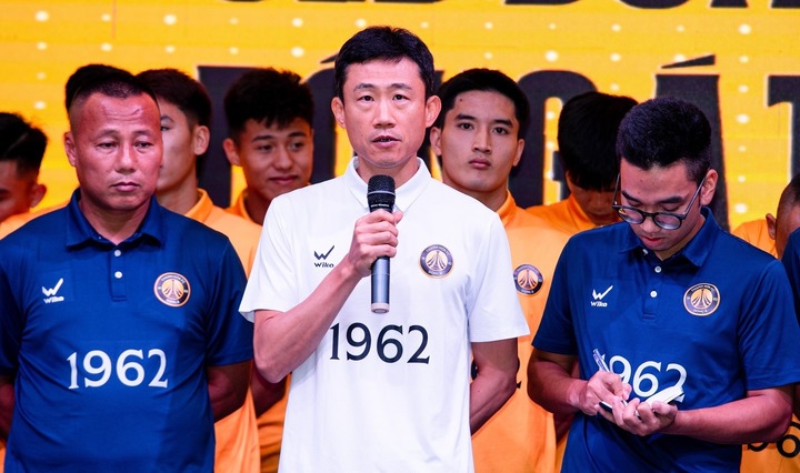 HLV Choi Won Kwon dẫn dắt CLB Thanh Hóa.