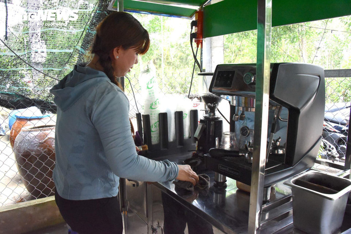 Chị Trần Thị Tín mở quán nước nhỏ trước nhà.