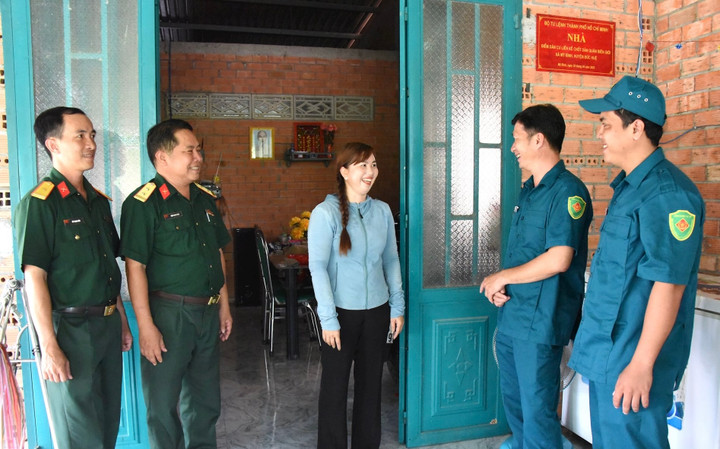 Ban Chỉ huy Phòng thủ khu vực 1 - Bến Lức và Ban Chỉ huy Quân sự xã Đông Thành ghé thăm gia đình chị Trần Thị Tín.