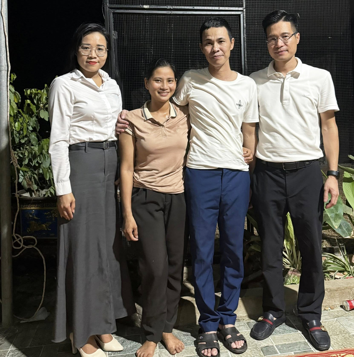 Luật sư Lê Hồng Hiển (ngoài cùng bên phải) đưa ra những nhận định pháp lý tiếp theo trong vụ án anh Thái Khắc Thành bán gà lôi trắng.