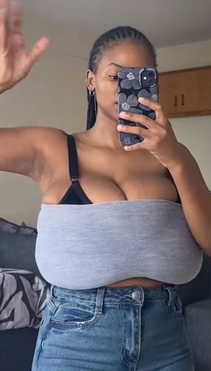 Ngực của Michelle Sekwena bỗng tăng vọt kích cỡ.