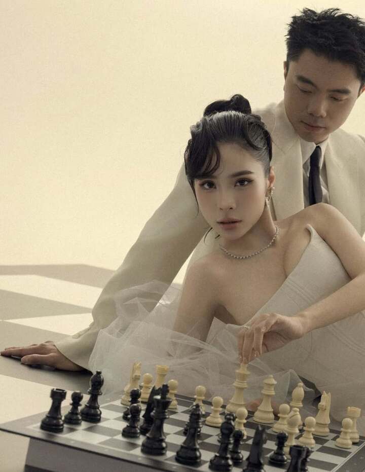 “Có một người không chỉ yêu thương, chăm sóc, mà còn cùng tôi làm, cùng nghĩ, cùng vượt qua, luôn là đồng đội duy nhất đi đến nước cờ cuối cùng”, cô chia sẻ.
