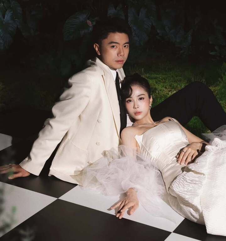 Mới đây, ca nương Kiều Anh chia sẻ trên trang cá nhân loạt ảnh kỷ niệm hơn một thập kỷ gắn bó cùng chồng - doanh nhân Đặng Văn Quỳnh.