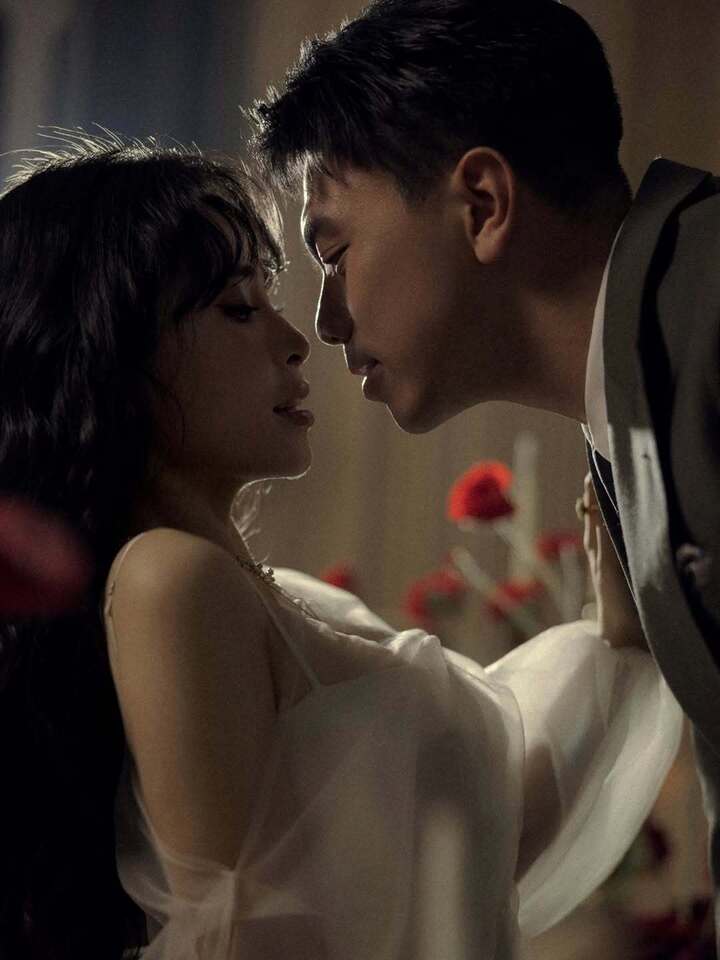 “Khó có khái niệm một tình yêu hoàn hảo, vì không có thước đo nào giống nhau. Nhưng vẫn có cách hoàn hảo hóa tình yêu mình đang có theo kim chỉ nam mà mỗi người tự đúc kết qua từng ngày, tháng, năm. Nhìn lại cả chặng hành trình thấy mình đã yêu thương hết mực, tôn trọng hết sức, gắn bó hết lòng... thế là đủ hạnh phúc rồi”, Kiều Anh viết.