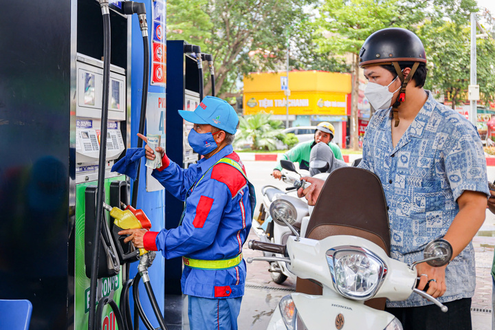 Giá xăng giảm nhiều nhất hơn 200 đồng/lít, dầu diesel giảm hơn 700 đồng/lít