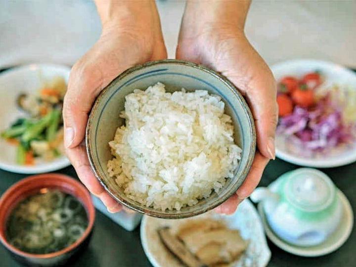 Ăn trong chánh niệm giúp nuôi dưỡng thân - tâm - trí, thay vì chỉ dùng bữa như thói quen. (Ảnh: Phatgiao.org)