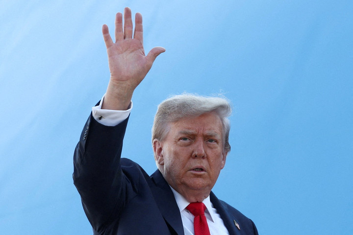 Ông Trump lên đường đến Alaska. (Ảnh: Reuters)