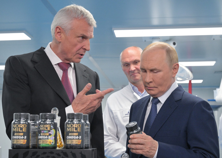 Tổng thống Nga trò chuyện với Thống đốc vùng Magadan Sergei Nosov khi ông đến thăm nhà máy Omega-Sea. (Ảnh: Sputnik Pool/Reuters)