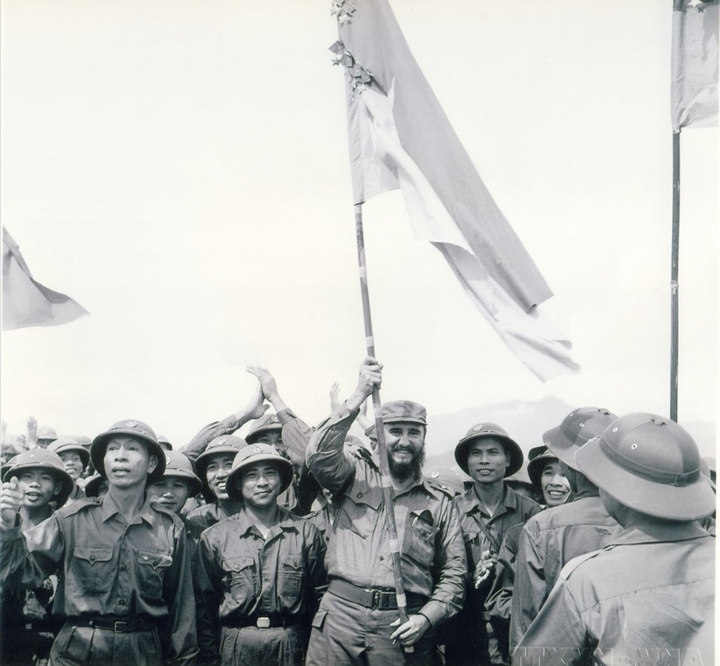 Chuyến thăm vùng giải phóng Quảng Trị tháng 9/1973, Chủ tịch Cuba Fidel Castro giương cao ngọn cờ truyền thống.