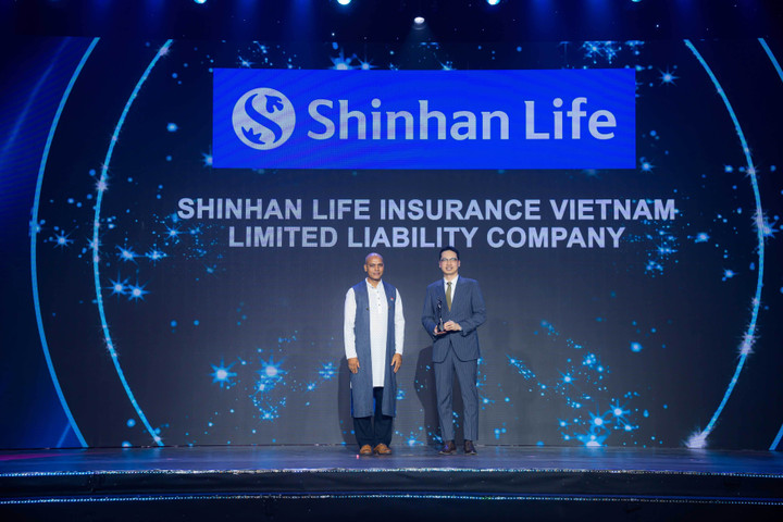Tổng Giám đốc Shinhan Life Việt Nam – ông Bae Seung Jun (phải) - nhận giải thưởng tại Lễ vinh danh được HR Asia Awards tổ chức tối 14/8 tại TP.HCM.