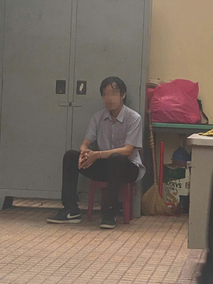 L.P.V.C. bị giữ tại Công an phường Bến Thành. (Ảnh: T.L)