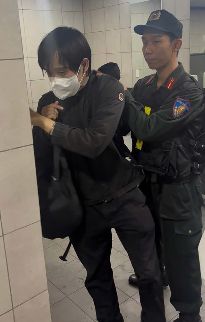Lực lượng CSCĐ đã giữ L.P.V.C. khi đối tượng này bị nạn nhân P. truy đuổi vào tận nhà vệ sinh ở ga Metro Bến Thành. (Ảnh: T.L)