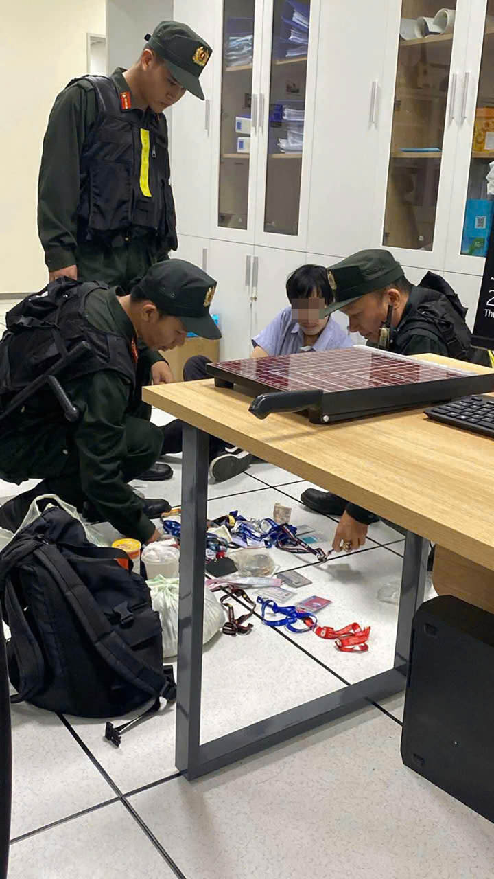 Trong balo của L.P.V.C. có nhiều thẻ sinh viên, bị nghi là dùng để ra vào các trường đại học, tiếp cận sàm sỡ các nữ sinh. (Ảnh: T.L).