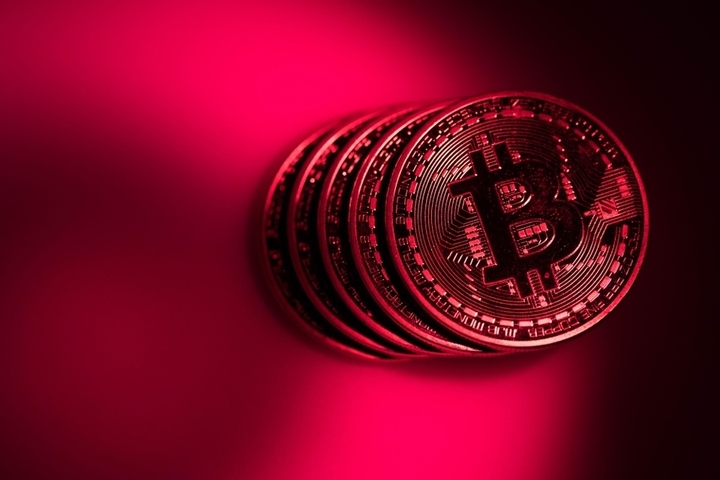Bitcoin lao dốc chỉ vài giờ sau khi lập đỉnh lịch sử. Ảnh: Reuters.