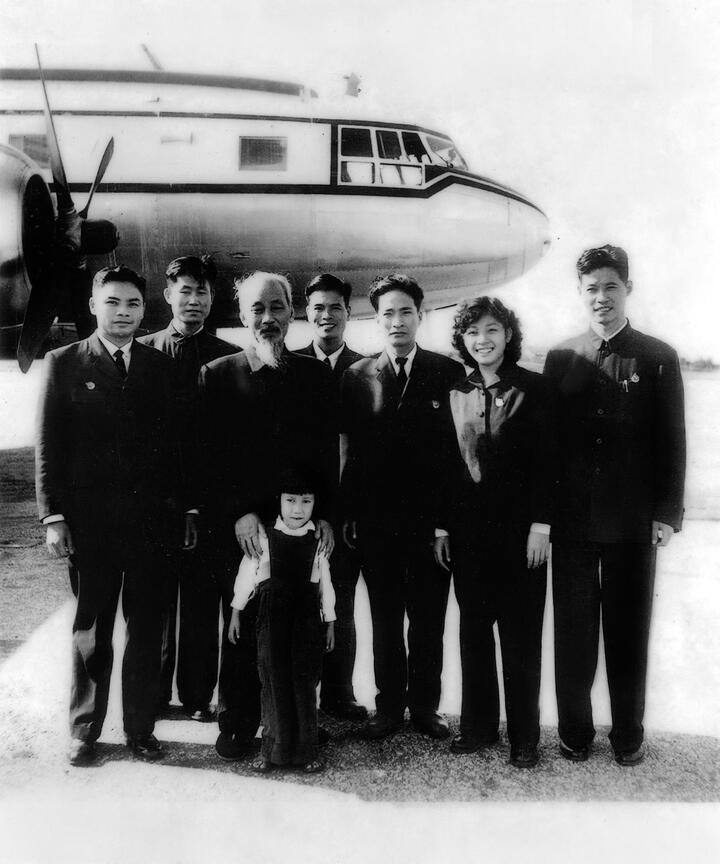 Chủ tịch Hồ Chí Minh chụp ảnh với tổ bay IL-14 sau chuyến thăm và làm việc tại Trung Quốc về sân bay Gia Lâm năm 1962. (Ảnh: Cục Hàng không Việt Nam)