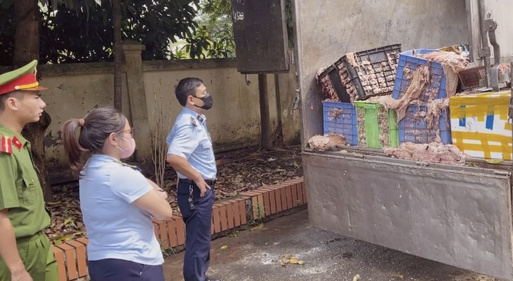 Kinh hãi hơn 2 tấn mỡ và da bò bốc mùi suýt tuồn vào thị trường