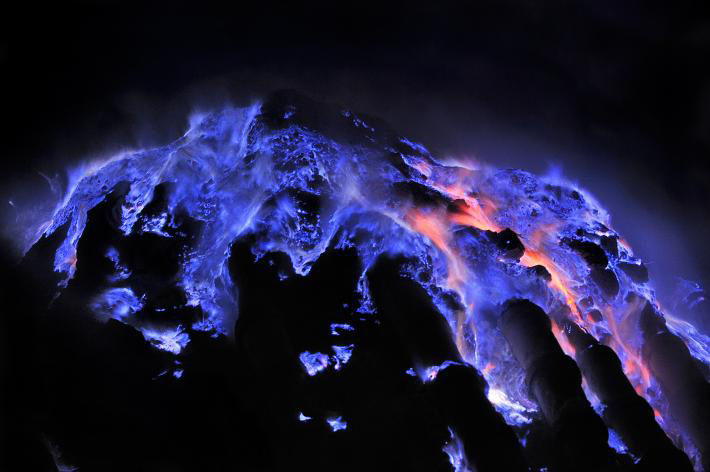 Ngọn lửa trên dung nham ở Ijen được nhìn thấy ở cự ly gần. (Nguồn: National Geographic)