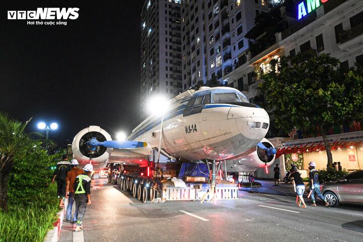 Lực lượng chức năng xuyên đêm vận chuyển máy bay IL-14 lịch sử về Trung tâm Hội chợ Triển lãm Quốc gia. (Ảnh: Thành Vĩnh)