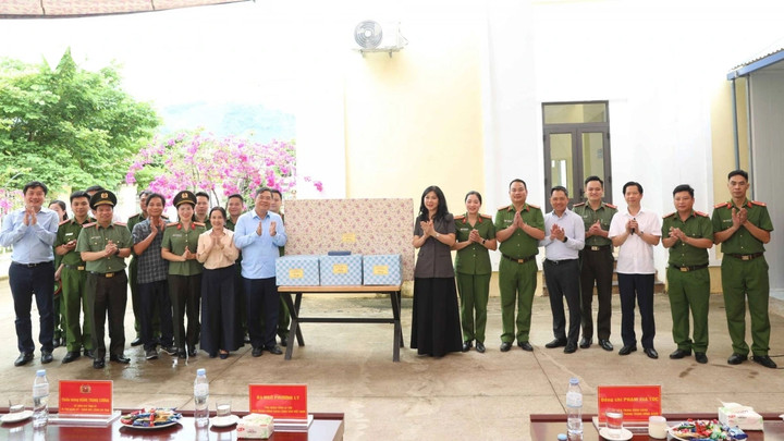 Bà Ngô Phương Ly, Phu nhân Tổng Bí thư Tô Lâm thăm, tặng quà lực lượng Công an xã Xuân Nha (huyện Vân Hồ cũ), tỉnh Sơn La.