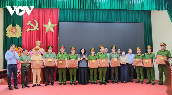 Đoàn công tác tặng quà các thương binh Công an tỉnh Sơn La.