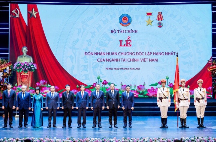 Bộ Tài chính vinh dự đón nhận Huân chương độc lập hạng nhất