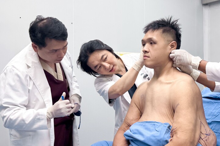 Chàng trai giảm 132kg trong 13 tháng, cắt da thừa dài 35 cm