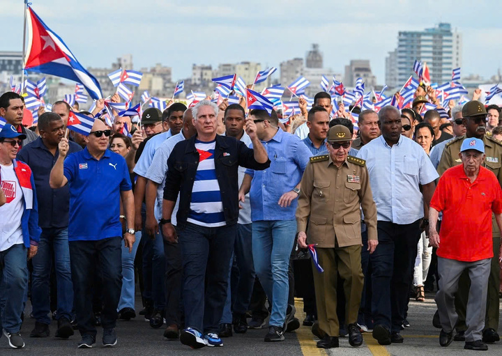 Chủ tịch Cuba Miguel Diaz-Canel và cựu Chủ tịch Raul Castro dẫn đầu đoàn biểu tình Mỹ cấm vận Cuba. (Ảnh: Getty)