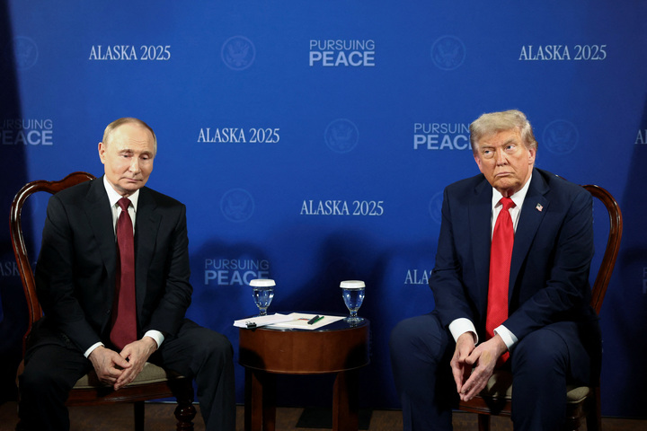Tổng thống Nga Vladimir Putin và Tổng thống Mỹ Donald Trump trước khi bắt đầu hội đàm. (Ảnh: Reuters)