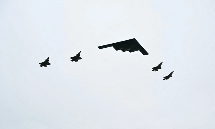 Oanh tạc cơ B-2 và các tiêm kích F-35 chào đón ông Putin. (Ảnh: Getty)