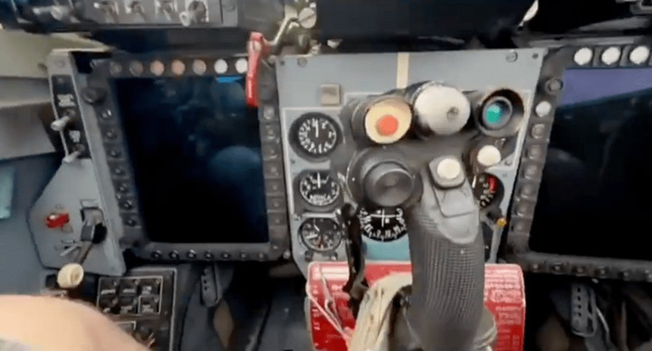 Buồng lái 'kính' của MiG-29SMT, được trang bị hai màn hình MFI-68. Ảnh X